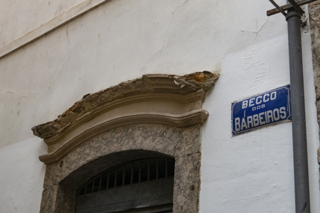 A obra que parou pela metade, no beco formado com a antiga Sé (Foto: Marcos Tristão)