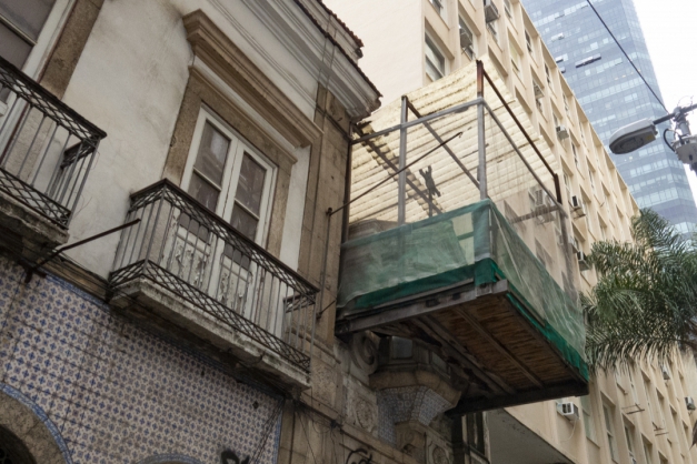 A obra que parou pela metade, no beco formado com a antiga Sé (Foto: Marcos Tristão)