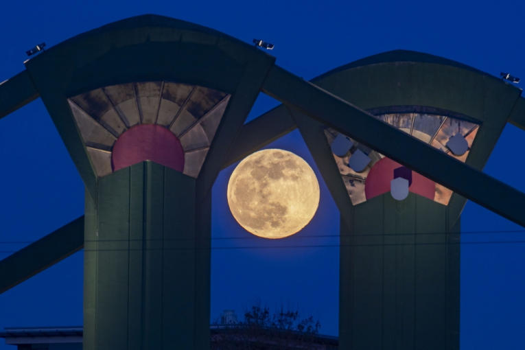 Super Lua entre pilares em Frankfurt am Main, na Alemanha (Foto: alerie GACHE; Daniel Karmann / dpa; Frank Rumpenhorst / dpa / AFP)