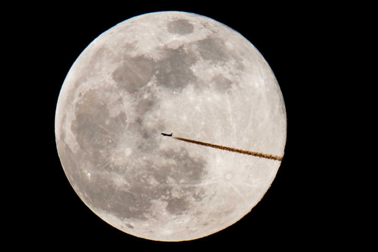 Silhueta de uma aeronave contra a Super Lua em Nuremberg, na Alemanha (Foto: alerie GACHE; Daniel Karmann / dpa; Frank Rumpenhorst / dpa / AFP)