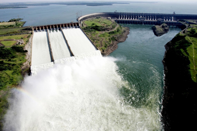 Usina Hidrelétrica de Itaipu, no rio Paraná Macaque in the trees