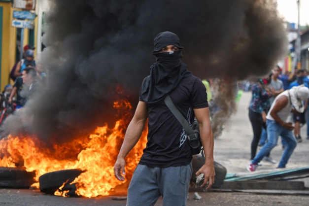 Oposição venezuelana entra em confronto com os militares na fronteira com a Colômbia (Foto: Juan Barreto/AFP)
