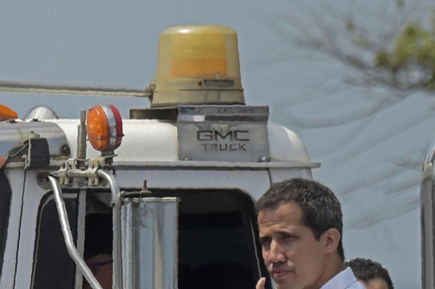 À esquerda, Maduro fala em comício contra intervenção militar na Venezuela, em Caracas. Acima, Juan Guaidó participa de envio de ajuda humanitária, em Cúcuta, Colômbia, a 700km de Caracas. (Foto: Raul Arboleda/AFP)
