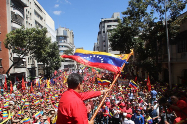 Maduro sacode bandeira da Venezuela em ato Hands Off Venezuela, contra intervenção militar no país (Foto: Presidência Venezuela)