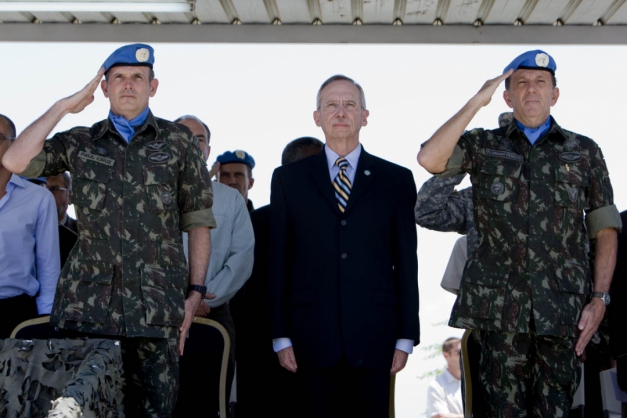 Out going Force Commander Major Gen Floriano Peixoto Vieria Neto (right), SRSG Edmond Mulet (center) and new Force Commander Major Gen Luiz Paul Cruz stand at the attention during the Hand-over of Command Ceremony. After one year as Force Commander Major Gen Floriano Peixoto Vieria Neto leaves the mission returning to Brazil. Maj Gen Luiz Paul Cruz will replace him as new Force Commander. Photo Marco Dormino (Foto: Fotos Agência Brasil)