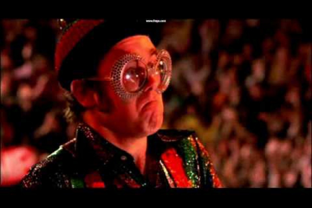 Elton John também foi um dos astros do rock que atuou no longa de Ken Russel (Foto: Reprodução)