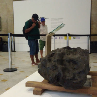 Visitantes já podem ver o meteorito Santa Luzia, no térreo; mostra completa, no segundo andar, será aberta amanhã ao público, com 180 peças - 103 resgatadas do museu (Foto: Fotos: João Pequeno)