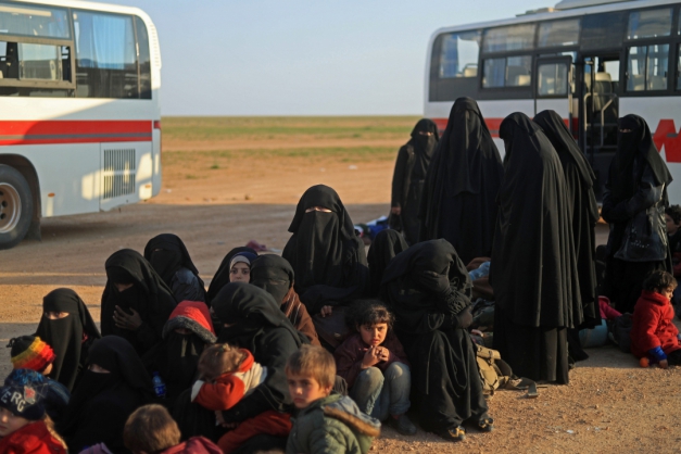 Mulheres e crianças muçulmanas que deixaram o último reduto do Estado Islâmico na Síria, Baghouz, agora vivem em campos protegidos pelas Forças Democráticas Sírias.
(Foto: Delil Souleman/AFP)