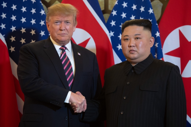{'nm_midia_inter_thumb1':'https://midias.jb.com.br/_midias/jpg/2019/02/27/97x70/1_000_1dz05j-280447.jpg', 'id_midia_tipo':'2', 'id_tetag_galer':'', 'id_midia':'5c76f6e2b92ad', 'cd_midia':280454, 'ds_midia_link': 'https://midias.jb.com.br/_midias/jpg/2019/02/27/627x418/1_000_1dz05j-280447.jpg', 'ds_midia': 'Donald Trump, presidente dos EUA, cumprimenta o l&iacute;der norte-coreano Kim Jong-un em Han&oacute;i
', 'ds_midia_credi': 'Saul LOEB / AFP', 'ds_midia_titlo': 'Donald Trump, presidente dos EUA, cumprimenta o l&iacute;der norte-coreano Kim Jong-un em Han&oacute;i
', 'cd_tetag': '1', 'cd_midia_w': '627', 'cd_midia_h': '418', 'align': 'Left'}