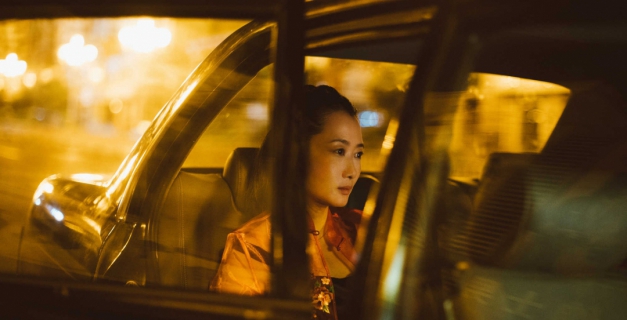 Qiao (vivida por Tao Zhao) paga caro por seu carinho e lealdade a um criminoso em