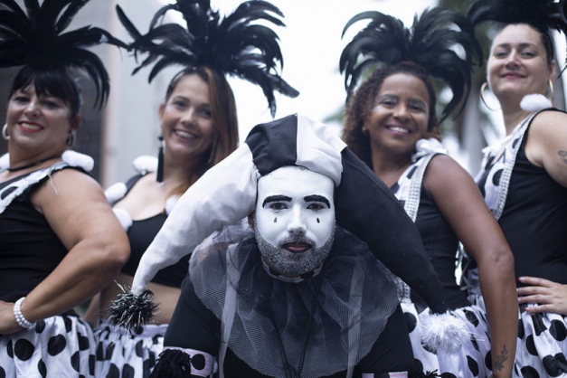 Acima, a Unidos da Ponte evolui com meia hora de atraso, tempo necessário para drenar o rio em que se transformou a Sapucaí, na noite de sexta-feira. Ao lado, foliões curtem o Cordão do Bola Preta, que atraiu uma multidão ao Centro da cidade ontem de manhã (Foto: Beto Herrera)