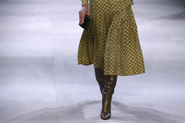 Hedi Slimane imprime sua marca na Celine misturando peças clássicas com detalhes capazes de atrair as consumidoras mais jovens (Foto: Philippe Lopez/AFP)