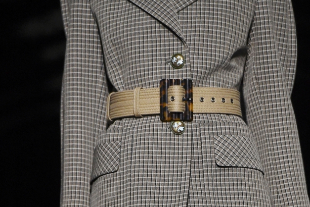 Tecidos clássicos reaparecem na moda inverno da Givenchy (Foto: Christophe Archambault/AFP)