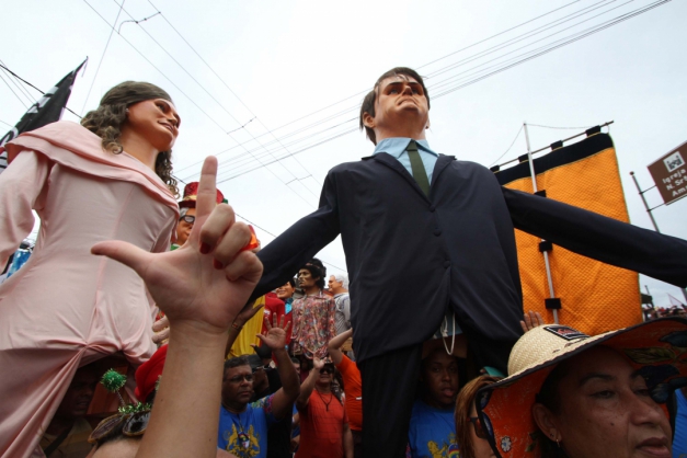 Bonecos de Jair e Michele Bolsonaro são hostilizados durante desfile em Olinda Macaque in the trees