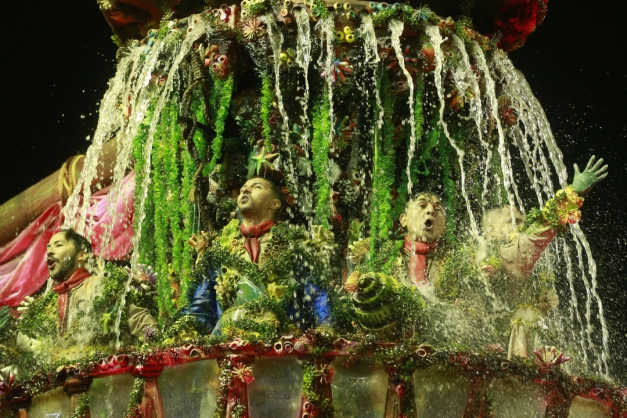 {'nm_midia_inter_thumb1':'https://midias.jb.com.br/_midias/jpg/2019/03/04/60x59/1_viradouro_sambodromo-297453.jpg', 'id_midia_tipo':'2', 'id_tetag_galer':'', 'id_midia':'5c7d90a68136e', 'cd_midia':297460, 'ds_midia_link': 'https://midias.jb.com.br/_midias/jpg/2019/03/04/627x418/1_viradouro_sambodromo-297453.jpg', 'ds_midia': 'Acima, uma das alegorias humanas de Paulo Barros que encantaram o p&uacute;blico no desfile da Viradouro, numa apresenta&ccedil;&atilde;o em que o carnavalesco voltou a esbanjar criatividade, mas sem cair no exagero. Ao lado, a Santa Ceia evocada pela Unidos da Tijuca no abre-alas, uma das v&aacute;rias cita&ccedil;&otilde;es b&iacute;blicas no desfile da escola
', 'ds_midia_credi': 'Fotos de Tomaz Silva/Ag&ecirc;ncia Brasil', 'ds_midia_titlo': 'Acima, uma das alegorias humanas de Paulo Barros que encantaram o p&uacute;blico no desfile da Viradouro, numa apresenta&ccedil;&atilde;o em que o carnavalesco voltou a esbanjar criatividade, mas sem cair no exagero. Ao lado, a Santa Ceia evocada pela Unidos da Tijuca no abre-alas, uma das v&aacute;rias cita&ccedil;&otilde;es b&iacute;blicas no desfile da escola
', 'cd_tetag': '1', 'cd_midia_w': '627', 'cd_midia_h': '418', 'align': 'Left'}