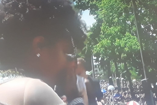 Ludmilla agita multidão no Centro do Rio nesta terça-feira de Carnaval (Foto: reprodução TV )