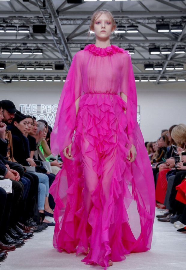 Pink: parente dos neons, este rosa próximo do Living Coral ditado pela Pantone como cor do ano, impressionou Pierpaolo Piccioli a ponto de o designer incluí-lo na mesma série dos longos (Foto: Reprodução)