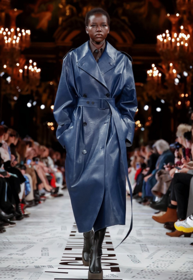 Stella McCartney: couro laminado, fake, em casacos e blusões (Foto: Reprodução)