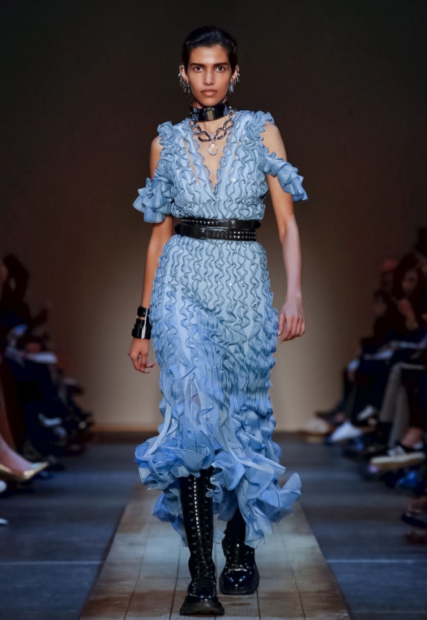 Alexander McQueen: o azulzinho em babados e recortes (Foto: Reprodução)