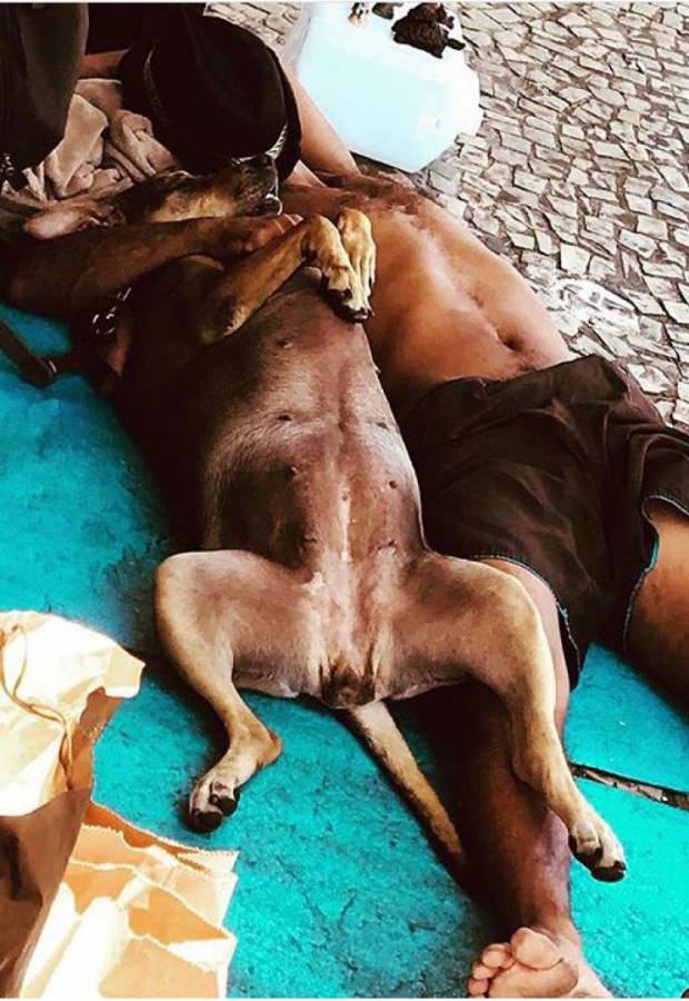 Morador que dorme na rua abraçado a seu cão no Centro do Rio (Foto: Fernanda Lima Duarte)