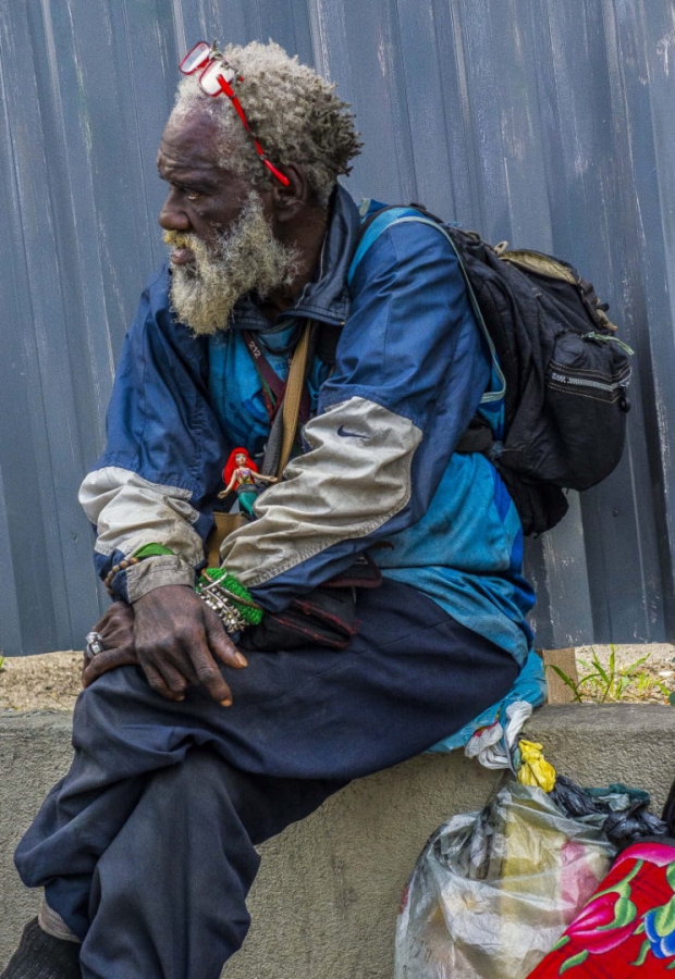 Senhor elegantemente sentado na Rua Sete de Setembro (Foto: Juranir Badaró)