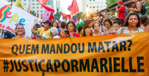 Acima, a concentração da Passeata pelo Dia Internacional da Mulher. No centro, uma faixa carrega a pergunta que ainda segue sem resposta: quem mandou matar Marielle? Abaixo, o tom da marcha, que contou com muita coreografia e criatividade, sem deixar de lado o protesto.
(Foto: José Peres)