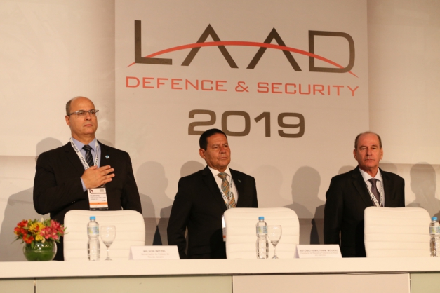 {'nm_midia_inter_thumb1':'https://midias.jb.com.br/_midias/jpg/https://midias.jb.com.br/_midias/jpg/2019/04/02/97x70/1_mouraoooo-333768.jpg', 'id_midia_tipo':'2', 'id_tetag_galer':'', 'id_midia':'5ca3982689245', 'cd_midia':333775, 'ds_midia_link': 'https://midias.jb.com.br/_midias/jpg/2019/04/02/627x418/1_mouraoooo-333768.jpg', 'ds_midia': 'Witzel, Mour&atilde;o e autoridades durante evento de seguran&ccedil;a no Rio

', 'ds_midia_credi': 'Rom&eacute;rio Cunha/VPR', 'ds_midia_titlo': 'Witzel, Mour&atilde;o e autoridades durante evento de seguran&ccedil;a no Rio

', 'cd_tetag': '1', 'cd_midia_w': '627', 'cd_midia_h': '418', 'align': 'Left'}