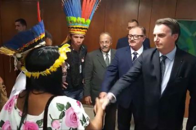 Presidente Jair Bolsonaro faz transmissão ao vivo para redes sociais ao lado de indígenas Macaque in the trees