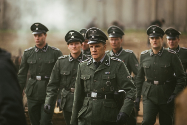 Christopher Lambert interpreta o comandante do campo assassino de Sobibor Macaque in the trees