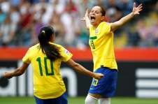 &Eacute;rica e Marta comemoram gol da sele&ccedil;&atilde;o brasileira de futebol feminino (arquivo)