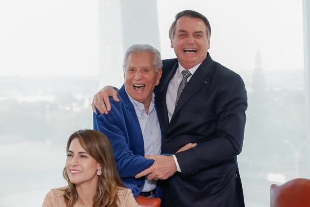 Jair Bolsonaro com a Comissão Executiva do PSL Mulher e o ator Carlos Alberto de Nóbrega Macaque in the trees