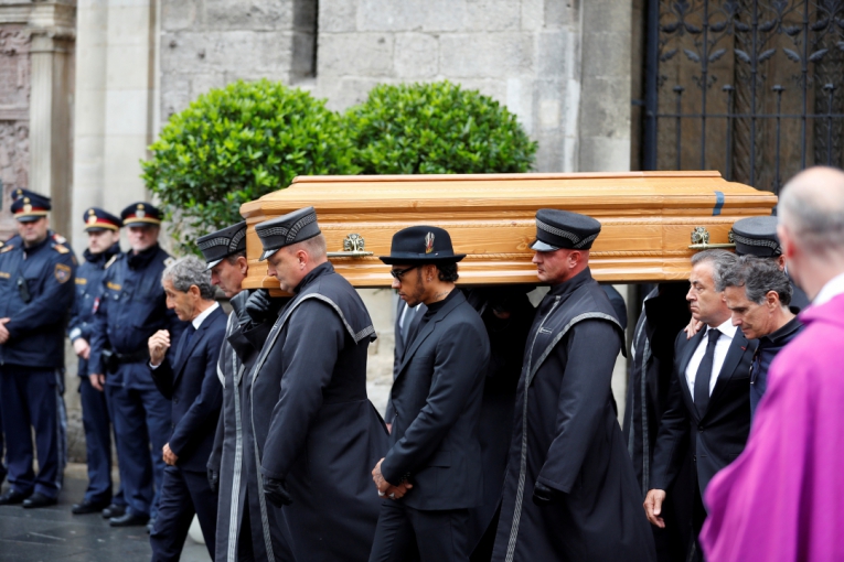 Lewis Hamilton acompanha o cortejo (REUTERS/Leonhard Foeger) (Foto: Reuters)