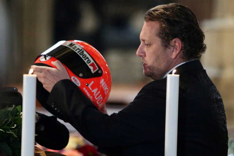 Filho de Niki Lauda, Lukas, posiciona o capacete do piloto em cima do caixão (REUTERS/Lisi Niesner) (Foto: Reuters)
