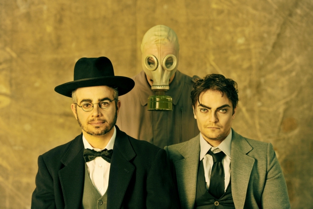 Maurício Machado (D) vive Franz Kafka e Anderson Di Rizzi interpreta Max Brod Macaque in the trees