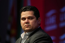 Alcolumbre, presidente do Senado, tem sido chamado de 'inimigo do povo', nos corredores do Congresso, por n&atilde;o ter pautado o projeto de derrubada da carga de trabalho 6X1
