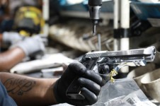 Oper&aacute;rio segura arma em f&aacute;brica de pistolas em S&atilde;o Leopoldo