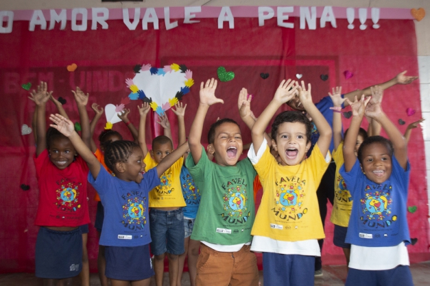 Projeto Favela Mundo oferece 800 vagas em oficinas gratuitas de teatro, violão, hip-hop, jazz e danças brasileiras Macaque in the trees