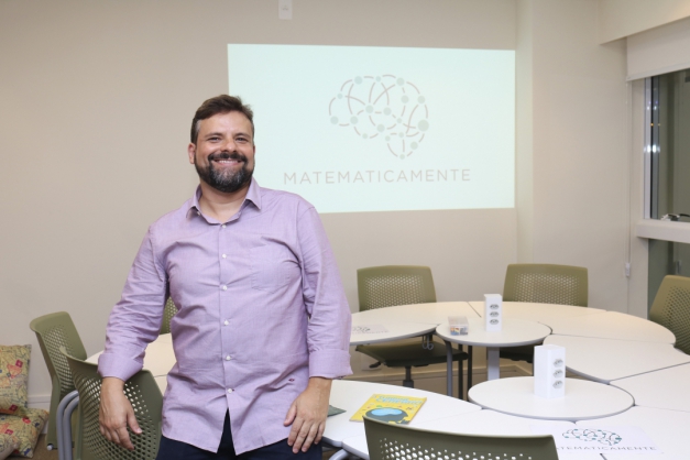De acordo com o professor Luciano,as aulas são voltadas a estudantes a partir de 8 anos e para educadores Macaque in the trees