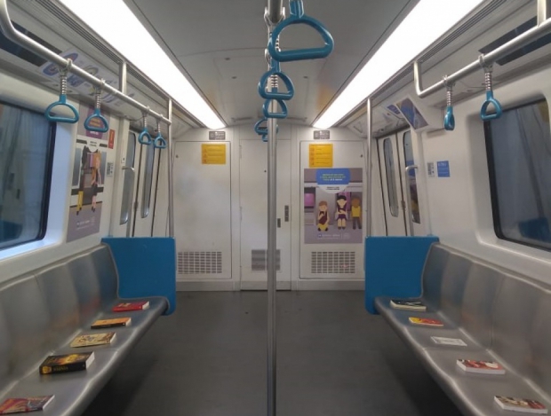 Usuários irão encontrar diversos livros espelhados pelos vagões do Metrô Macaque in the trees