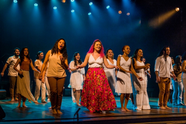 A apresentação do Coro de Câmara da Escola de Música Villa-Lobos contará com convidados especiais: Zé Renato e Débora Braga Macaque in the trees