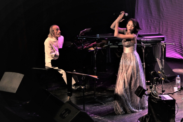 João Carlos Assis Brasil e Anatasha Meckenna fazem show no Rival Macaque in the trees