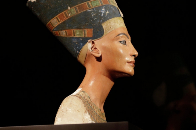 O busto de Nefertiti, a famosa rainha egípcia Macaque in the trees