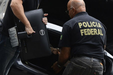 A partir das apura&ccedil;&otilde;es, os policiais encontraram ind&iacute;cios de outras pr&aacute;ticas ilegais, como o agendamento de consultas m&eacute;dicas em um hospital de Cabo Frio a troco de votos, com a ajuda de um profissional da unidade de sa&uacute;de