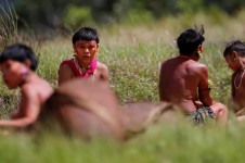 Indígenas do povo Yanomami em Alto Alegre, Roraima