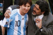 Diego Maradona abra&ccedil;a Lionel Messi ap&oacute;s partida entre Argentina e Coreia do Sul na Copa do Mundo de 2010

