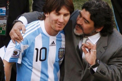 Diego Maradona abra&ccedil;a Lionel Messi ap&oacute;s partida entre Argentina e Coreia do Sul na Copa do Mundo de 2010
