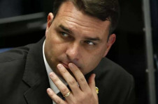 O senador Flavio Bolsonaro durante sess&atilde;o no plen&aacute;rio