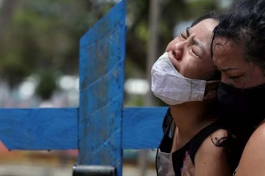 Moradores de Manaus durante enterro de parente vítima da covid-19
