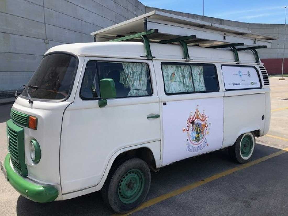 A inovação na utilização da energia solar é possível graças a uma Kombi adaptada, equipada com placas solares e um gerador Macaque in the trees