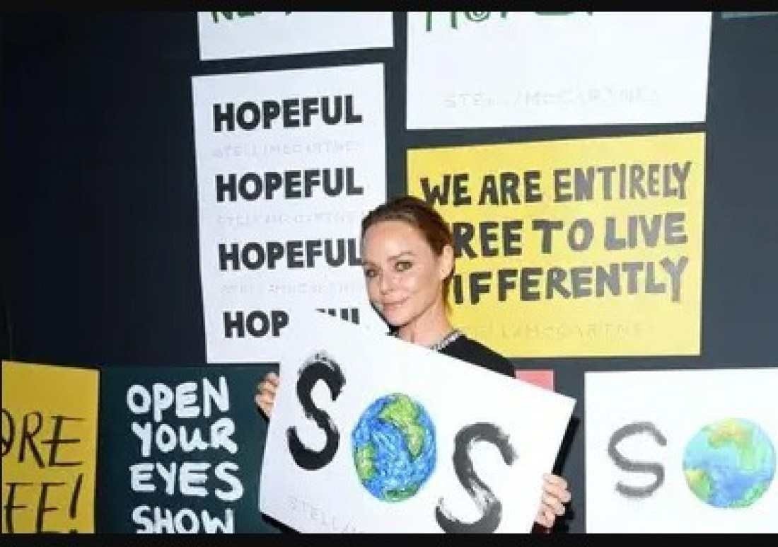 Stella McCartney lançou a campanha com o Greenpeace nesta semana Macaque in the trees